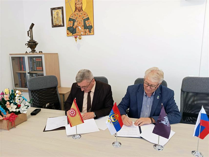ИСТОЧНО САРАЈЕВО, 17. НОВЕМБРА /СРНА/ - Представници Института историјских наука Универзитета у Источном Сарајеву и Института за међународну политику и привреду из Београда потписали су споразум о сарадњи на организацији домаћих и међународних научних и стручних скупова и конференција, суиздаваштву и размјени научних публикација, као и другим активностима.