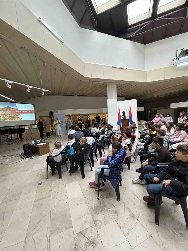БАЊАЛУКА, 17. НОВЕМБРА /СРНА/ - Основци из Мркоњић Града данас су, у оквиру обиљежавања Међународног дана права дјетета, посјетили Музеј Републике Српске гдје су представили свој крај, али и упознали се о културној баштини и традицији свог народа кроз сталну изложбену поставку - од праисторије до савременог доба.