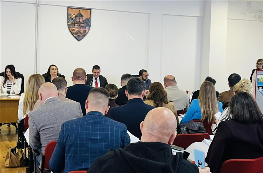 КОЗАРСКА ДУБИЦА, 17. НОВЕМБРА /СРНА/ - Скупштина општине Козарска Дубица усвојила је данас Нацрт ребаланса буџета за ову годину у износу од 24.741.000 КМ, што је за 8,9 одсто више у односу на буџетски оквир.