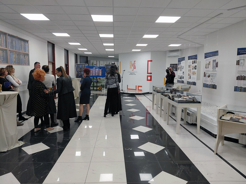 БАЊАЛУКА, 17. НОВЕМБРА /СРНА/ - У Народној и универзитетској библиотеци Републике Српске у Бањалуци данас је отворена изложба "Прича о једном стручњаку за књигу" аутора Вање Шмуље поводом 30 година од смрти најзначајнијег легатора ове установе Душана Ђоновића.