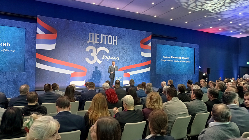 БЕОГРАД, 17. НОВЕМБРА /СРНА/ - Дејтонски споразум донио је мир, који вриједи славити, јер мир нема алтернативу, али је и Србима донио висок степен аутономије, истакао је данас у Београду један од учесника дејтонских преговора Радомир Лукић на скупу који је поводом 30 година Дејтонског споразума организовала Социјалистичка партија Србије.