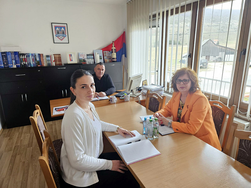 БАЊАЛУКА, 17. НОВЕМБРА /СРНА/ - Министар управе и локалне самоуправе Републике Српске Сенка Јујић упознала је данас начелника Купреса Срђена Петковића са могућностима које Министарство пружа изразито неразвијеним општинама кроз програме подршке, те истакла да ова општина има простор да кандидује пројекте који би допринијели унапређењу локалне инфраструктуре и квалитета живота грађана.