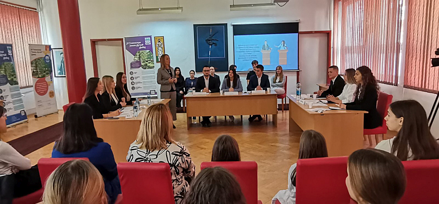 ДОБОЈ, 17. НОВЕМБРА /СРНА/ - Савјет ученика добојске Гимназије Јован Дучић организовао је данас дебату "Право на гласање са 16 година" током које су ученици ове школе изложили аргументе за и против снижавања старосне границе за остваривање бирачког права, као и о значају ранијег политичког ангажовања младих.