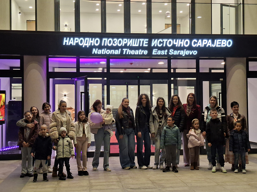 ИСТОЧНО САРАЈЕВО, 17. НОВЕМБРА /СРНА/ - Чланови Удружења родитеља пријевремено рођене д‌јеце у Републици Српској "Мрвице", Подружница у Источном Сарајеву и њихова пријевремено рођена дјеца пустили су ка небу љубичасте балоне, за све који нису изборили ову битку.