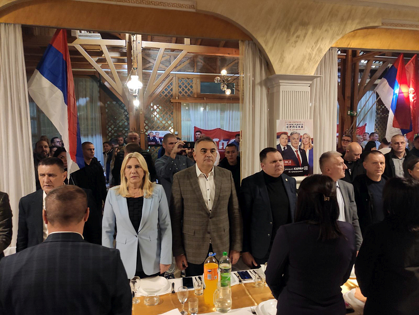 БАЊАЛУКА, 17. НОВЕМБРА /СРНА/ - Потпредсједник СНСД-а Жељка Цвијановић, члан Главног одбора Саво Минић, функционер Жељко Будимир и предсједник Градског одбора Бањалука Владо Ђајић присуствовали су вечерас на предизборној трибини станке у бањалучком насељу Лазарево.