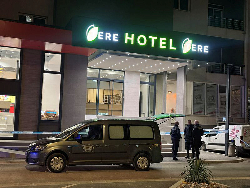 МОСTАР, 17. НОВЕМБРA /СРНА/ - Алдина Јахић /32/ убијена је синоћ око 18.00 часова у тоалету једног мостарског хотела, а убиству су претходиле пријетње њеног бившег момка Аниса Калакџића /33/.