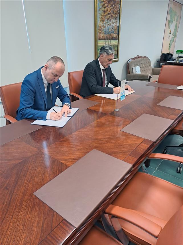 БАЊАЛУКА, 18. НОВЕМБРА /СРНА/ - Министар за научнотехнолошки развој и високо образовање Републике Српске Синиша Каран и директор Републичког завода за статистику Дарко Милуновић потписали су данас у Бањалуци споразум који дефинише сарадњу и кроз комуникацију и размјену информација ради оставривања заједничког циља и интереса.