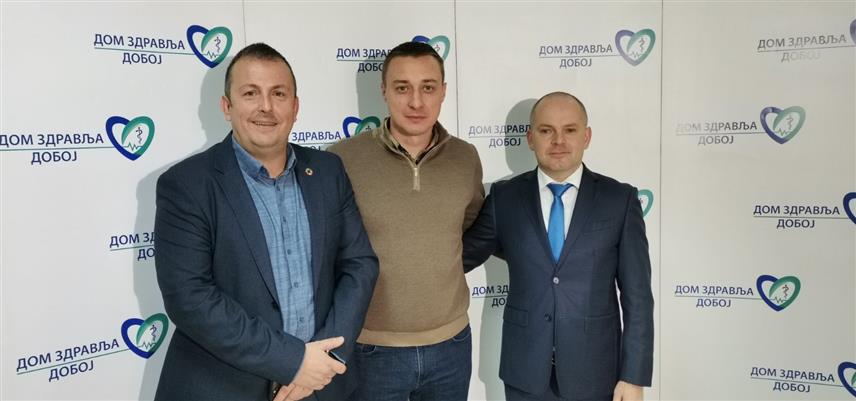 ДОБОЈ, 18. НОВЕМБРА /СРНА/ - Директор добојског Дома здравља Владимир Марковић, директор Фонда за заштиту животне средине и енергетску ефикасност Српске Денис Стевановић и представник УНДП-а Синиша Убипариповић.