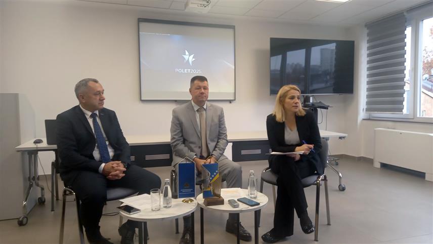 САРАЈЕВО, 18. НОВЕМБРА /СРНА/ - Предсједник Спољнотрговинске коморе БиХ Ахмет Егрлић и члан Комисије за избор најбољих извозника за 2024. годину Зденко Клепић на конференцији за новинаре у Сарајеву.