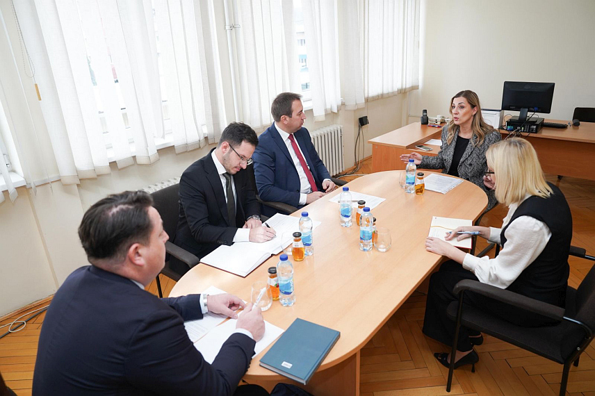 НОВИ ГРАД, 18. НОВЕМБРА /СРНА/ - Министар правде Републике Српске Горан Селак на састанку са предсједником Основног суда Татјаном Радуљ о функционисању и потребама те институције, као и приједлозима за унапређење рада.