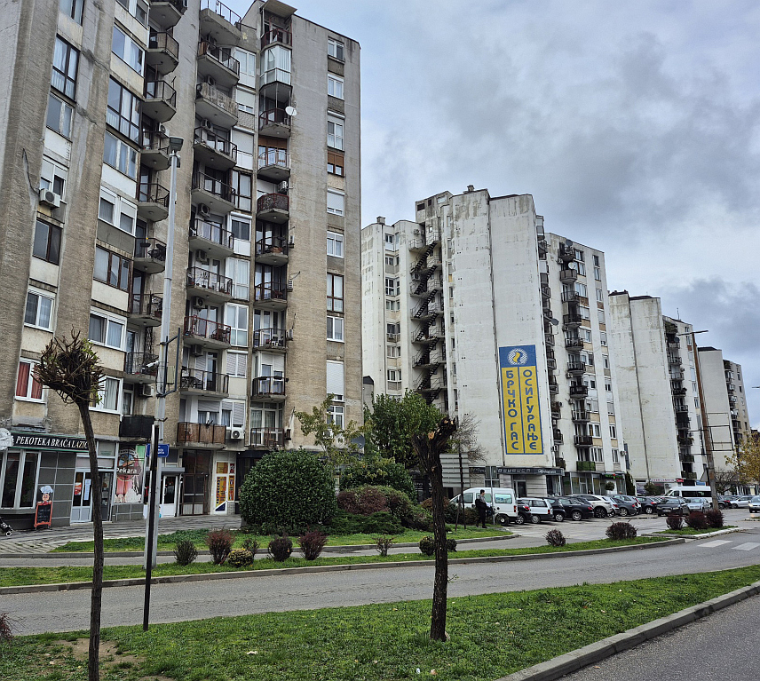 БИЈЕЉИНА, 18. НОВЕМБРА /СРНА/ - Станари у такозваним бијелим зградама у центру Бијељине данима немају гријање због кварова на систему Топлане, упозорили су из Републичке странке Српске /РСС/ и позвали надлежне у граду да ријеше овај проблем.