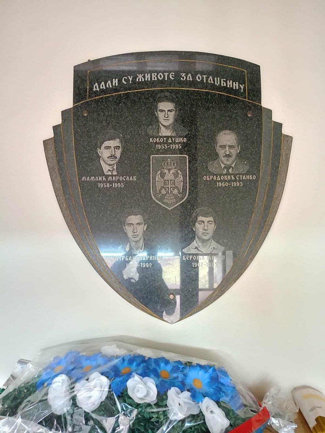 КРУПА НА УНИ, 18. НОВЕМБРА /СРНА/ - У Полицијској станици Крупа на Уни данас је обиљежена крсна слава Министарства унутрашњих послова /МУП/ - Аранђеловдан, гдје је код спомен-плоче положено цвијеће и прислужене су свијеће за пет погинулих припадника МУП-а.