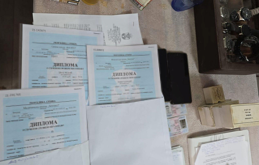 БЕОГРАД, 18. НОВЕМБРА /СРНА/ - Полиција у Србији ухапсила је 18 припадника организоване криминалне групе, која је протеклих годину дана фалсификовала више од 300 докумената, међу којима дипломе средњих школа и факултета.