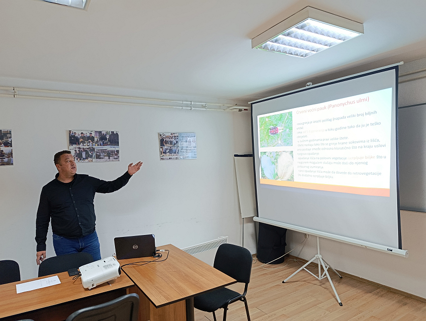 МРКОЊИЋ ГРАД, 18. НОВЕМБРА /СРНА/ - У Мркоњић Граду данас је одржано предавања за произвођаче воћа у вези са јесењом заштитом и прихраном воћњака.