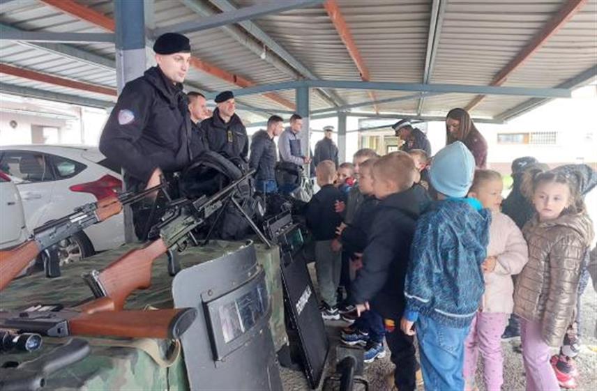 ЗВОРНИК, 18. НОВЕМБРА /СРНА/ - Полицијска управа Зворник организовала је Дан отворених врата за малишане Дјечијег вртића "Наша радост", у оквиру којег је приказан дио материјално-техничких средстава, опреме и возила које полицијски службеници користе приликом обављања послова из своје надлежности.