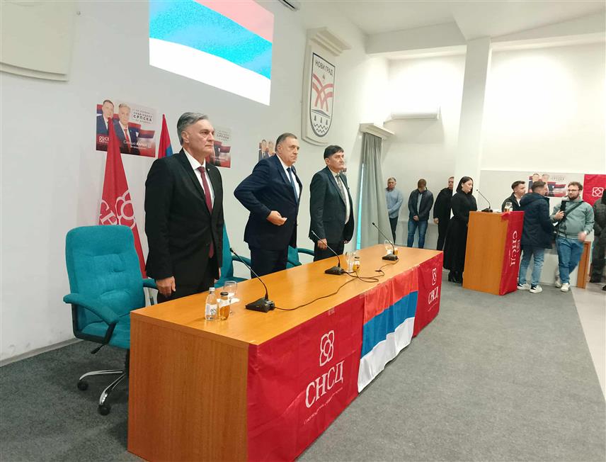 НОВИ ГРАД, 18. НОВЕМБРА /СРНА/ - Кандидат СНСД-а за предсједника Републике Српске на пријевременим изборима Синиша Каран са предсједником СНСД-а Милорадом Додиком на предизборном скупу СНСД-а у Новом Граду.