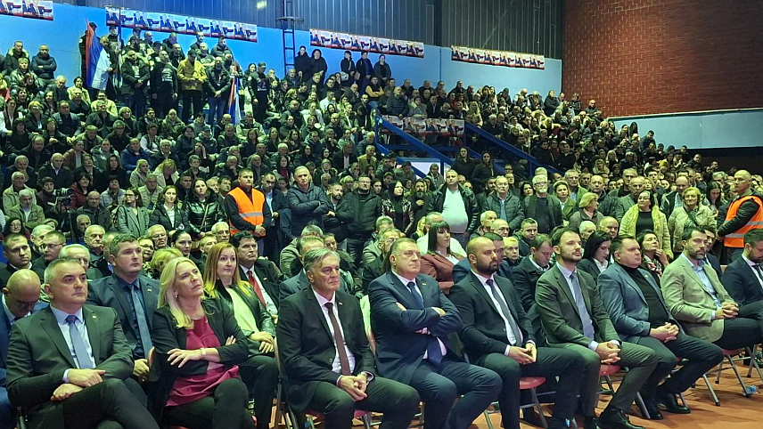 ПРИЈЕДОР, 18. НОВЕМБРА /СРНА/ - Централна предизборна трибина СНСД-а у Приједору, трибини су присуствовали предсједник СНСД-а Милорад Додик,кандидат СНСД-а за предсједника Републике Српске Синиша Каран, потпредсједник СНСД-а Жељка Цвијановић, предсједник Уједињене Српске Ненад Стевандић.