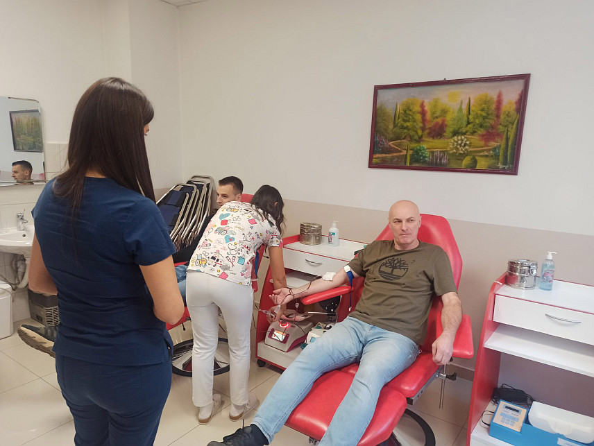 ЗВОРНИК, 19. НОВЕМБРА /СРНА/ - Више од 50 припадника Полицијске управе Зворник добровољно је дало крв у дводневној акцији Министарства унутрашњих послова /МУП/ Републике Српске поводом крсне славе МУП-а Светог архангела Михаила.