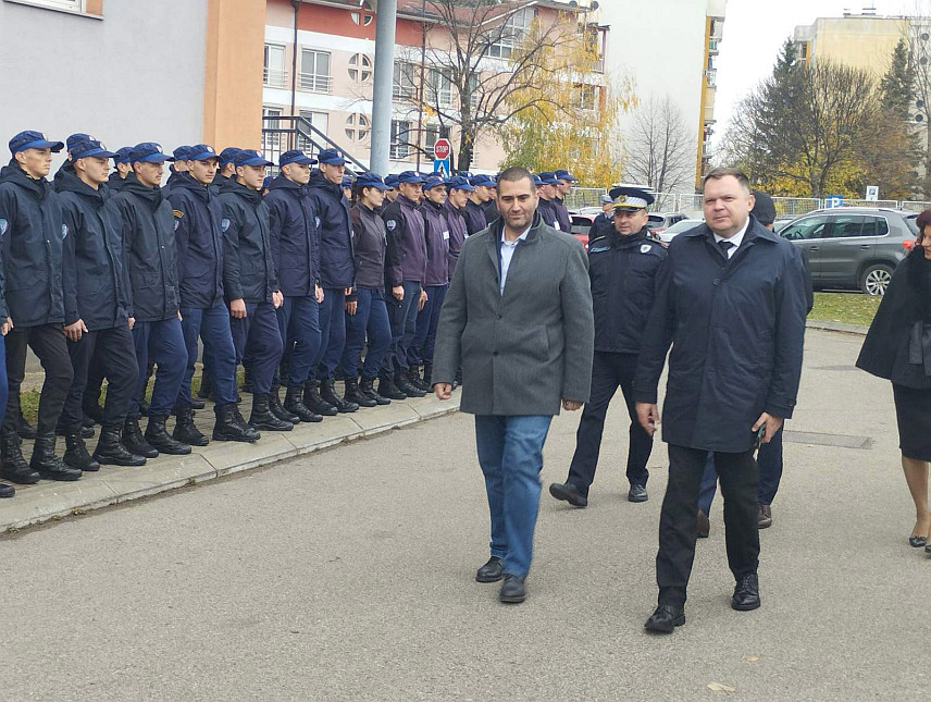 БАЊАЛУКА, 19. НОВЕМБРА /СРНА/ - Министар унунутрашњих послова Републике Српске Жељко Будимир је данас заједно са директором Полиције Републике Српске Синишом Кострешевићем боравио у Заводу за трансфузијску медицину у Бањалуци гдје ће око 50 ученика Средње школе унутрашњих послова и кадета дати крв.