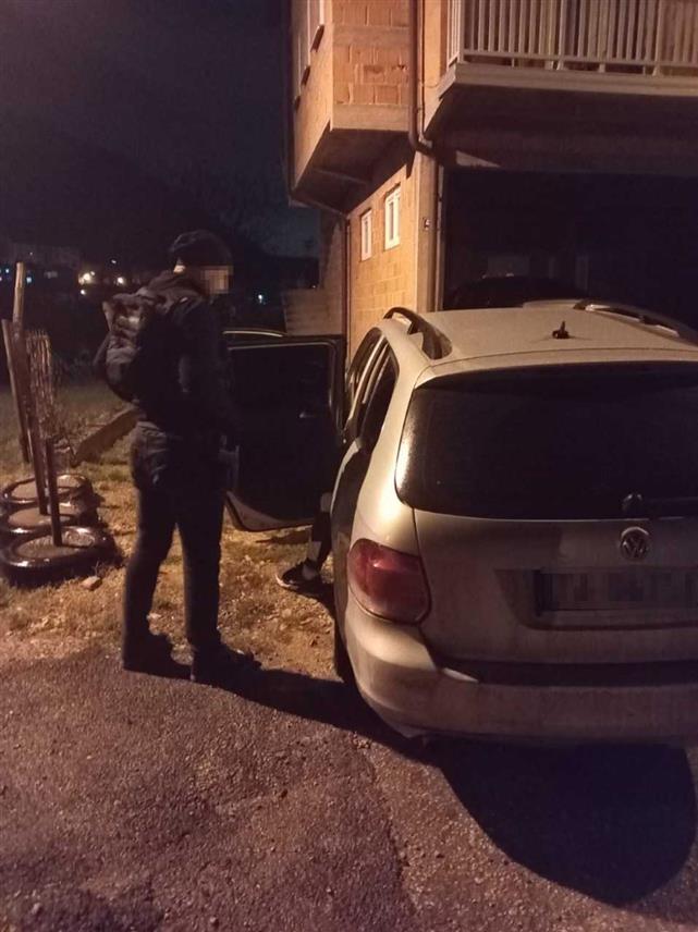 САРАЈЕВО, 19. НОВЕМБРА /СРНА/ - Припадници Граничне полиције БиХ ухапсили су на подручју Зворника и Сарајева 13 особа - десет држављана БиХ и три афроазијског поријекла због сумње да су прокријумчарили најмање 500 миграната из Србије у БиХ, остваривши противправну корист од најмање 50.000 КМ.