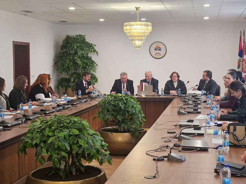 САРАЈЕВО, 19. НОВЕМБРА /СРНА/ - Научна конференција о теоретским и примјењивим аспектима русистике у страној словенској средини, која је окупила око 45 учесника - наставнике руског језика из Републике Српске, а присуствује и амбасадор Русије у БиХ Игор Калабухов.