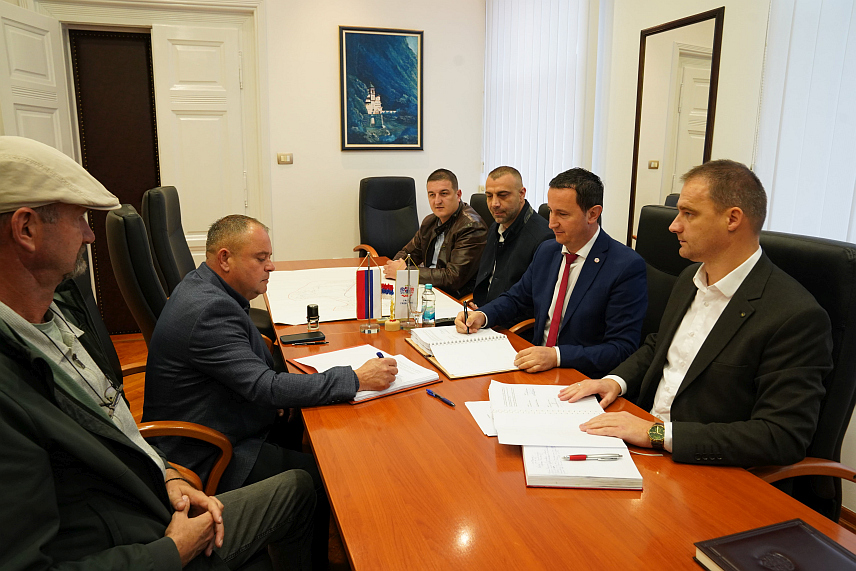 ТРЕБИЊЕ, 19. НОВЕМБРА /СРНА/ - Градоначелник Требиња Мирко Ћурић и представници компаније "Еко-еуро тим" из Бањалуке потписали су данас уговор о изградњи оборинске и фекалне канализације у насељима Горње и Доње Полице, а пројекат је вриједан 4,4 милиона КМ.