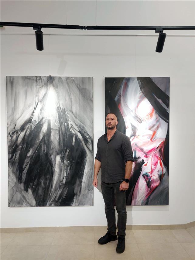 СРБАЦ, 19.НОВЕМБРА /СРНА/ - Изложба слика "Искра", која обухвата 120 умјетничких дјела академског сликара Рената Ракића, отворена је у Српцу.