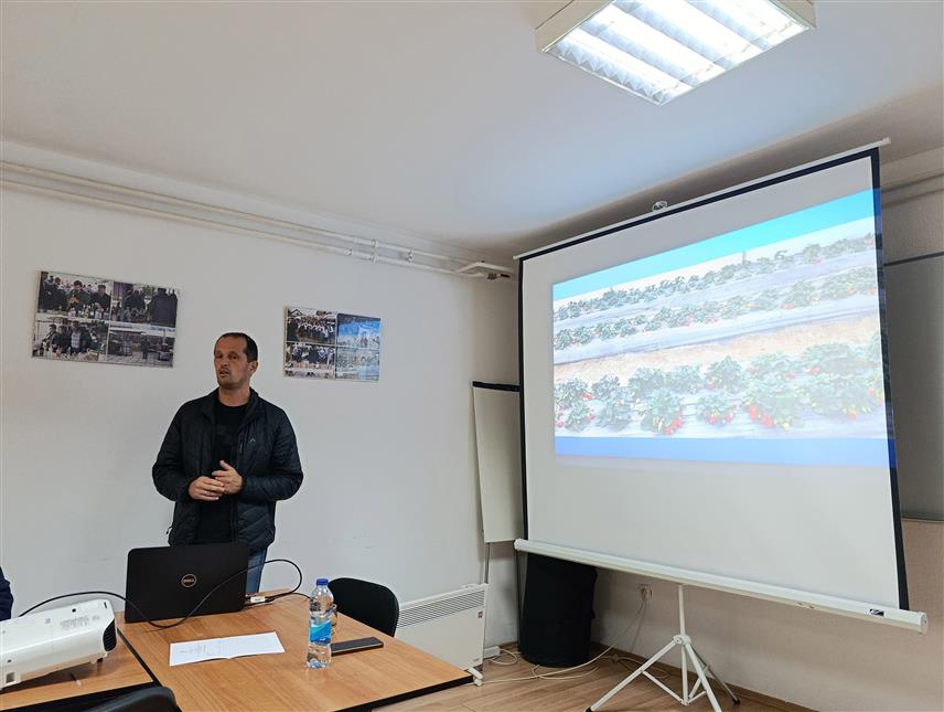 МРКОЊИЋ ГРАД, 19. НОВЕМБРА /СРНА/ - Бојан Кецман из бањалучке Подручне јединице Ресора за пружање стручних услуга у пољопривреди при Министарству пољопривреде, шумарства и водопривреде Српске на предавању о органској производњи у Мркоњић Граду.