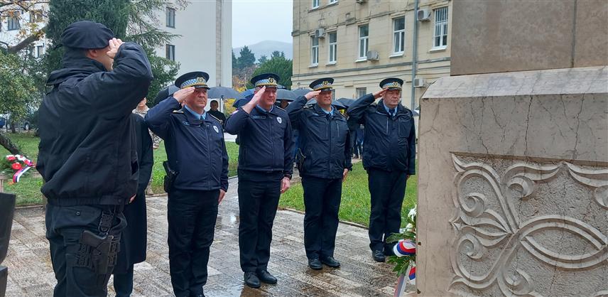 ТРЕБИЊЕ, 19. НОВЕМБРА /СРНА/ - У Требињу је данас обиљежена крсна слава Министарства унутрашњих послова /МУП/ Републике Српске - Аранђеловдана, полагањем цвијећа на спомен-обиљежје погинулим припадницима Центра јавне безбједности Tребиње.