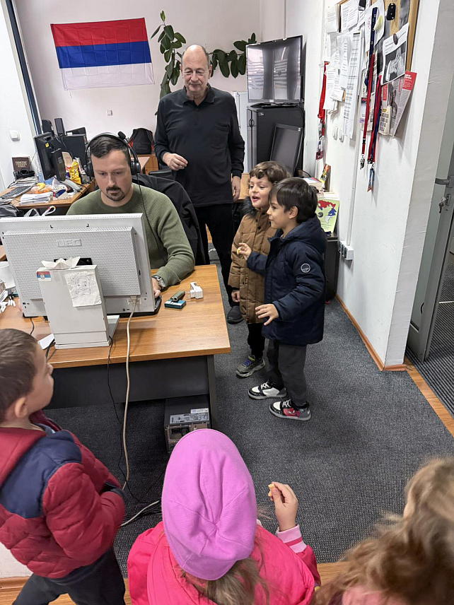 БАЊАЛУКА, 19. НОВЕМБРА /СРНА/ - Бањалучко дописништво Новинске агенције Републике Српске /СРНА/ данас су посјетили малишани из вртића "Јежурка Јежић" којима су запослени објаснили шта је то новинарска професија и како се пишу вијести.