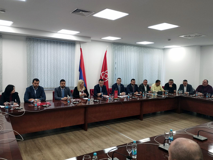 БАЊАЛУКА, 19. НОВЕМБРА /СРНА/ - У Бањалуци се одржава сједница Предсједништва Градског одбора СНСД-а којој присуствује потпредсједник странке Жељка Цвијановић.