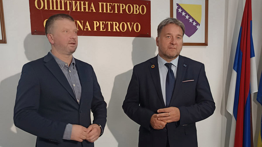 ПЕТРОВО, 19. НОВЕМБРА /СРНА/ - Резидентни представник УНДП-а у БиХ Рено Мејер са начелником општине Петрово Озреном Петковићем.