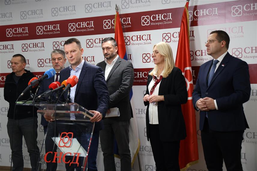 БАЊАЛУКА, 19. НОВЕМБРА /СРНА/ - Привремени предсједник Градског одбора СНСД-а Бањалука Горан Маричић изјавио је да тај одбор наставља рад у пуном капацитету, као и све планиране активности, те нагласио да ће резултати предизборне кампање бити бољи него што се очекује. /фото: Борислав Здриња/	
