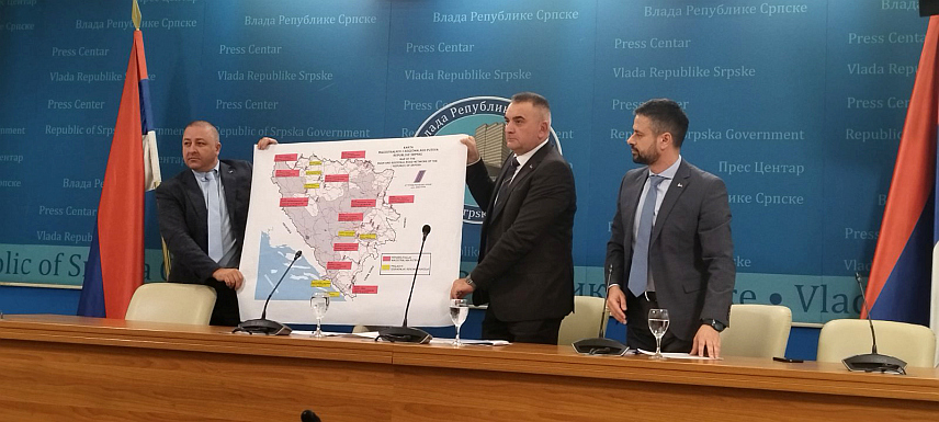 БАЊАЛУКА, 19. НОВЕМБРА /СРНА/ - Предсједник Владе Републике Српске Саво Минић, министар финансија и трезора у Савјету министара Срђана Амиџића и вршилац дужности директора "Путева Српске" Мирослав Јанковић на конференцији за новинаре у Бањалуци.	

