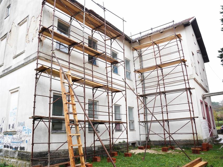 TРЕБИЊЕ, 19. НОВЕМБРА /СРНА/ - У требињском насељу Ластва почела је реконструкција подручне школе у оквиру које ће бити замијењена столарија и дио кровне конструкције, како би ученици имали боље услове за учење.