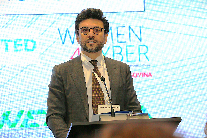 САРАЈЕВО, 19. НОВЕМБРА /СРНА/ - Убрзана дигитална трансформација у свим секторима отвара јединствену прилику да БиХ ојача оквир за заштиту у дигиталном простору и обезбиједи сигурнију будућност својим грађанима, поручено је на годишњем Форуму о сајбер безбједности, у организацији ОЕБС-а.