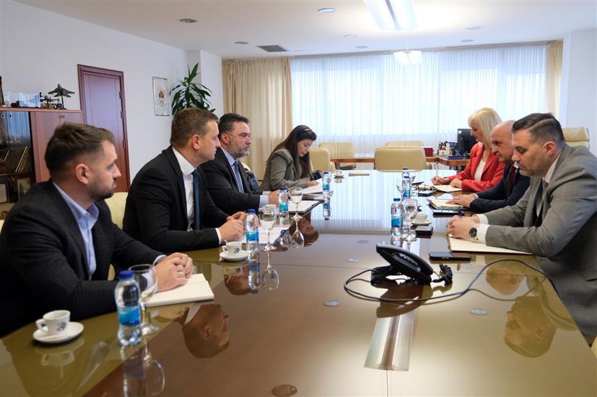 БАЊАЛУКА, 19. НОВЕМБРА /СРНА/ - Министар енергетике и рударства Републике Српске Петар Ђокић, министар за просторно уређење, грађевинарство и екологију Бојан Випотник и министар спољне трговине и економских односа у Савјету министра Сташа Кошарац на састанку у Бањалуци нагласили су потребу усаглашеног приступа с циљем испуњавања међународних обавеза и очувања стабилности енергетског сектора.