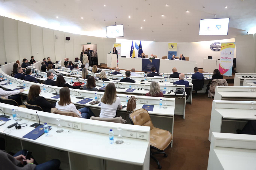 САРАЈЕВО, 19. НОВЕМБРА /СРНА/ - Министар цивилних послова у Савјету министара Дубравка Бошњак и делегација Евротранспланта размотрили су данас у Сарајеву кључне предуслове које БиХ треба да испуни за приступање овој европској мрежи укључујући јачање законодавног и институционалног оквира, те оснаживање капацитета болничких тимова.