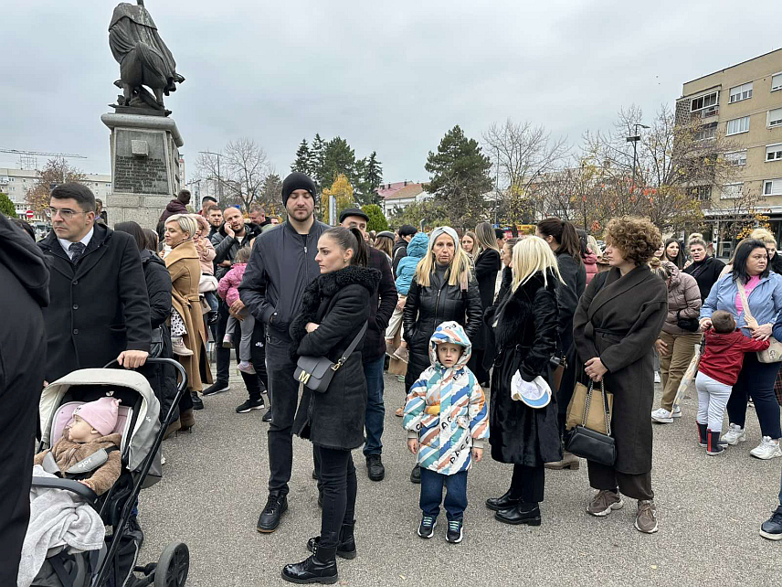 БИЈЕЉИНА, 19. НОВЕМБРА /СРНА/ - Родитељи чија дјеца бораве у Дјечијем вртићу "Чика Јова Змај" у Бијељини окупили су се данас испред зграде Градске управе са захтјевом да радницима вртића, који су данима у штрајку, буду исплаћена сва неисплаћена примања, као и да убудуће не долази до кашњења плата.