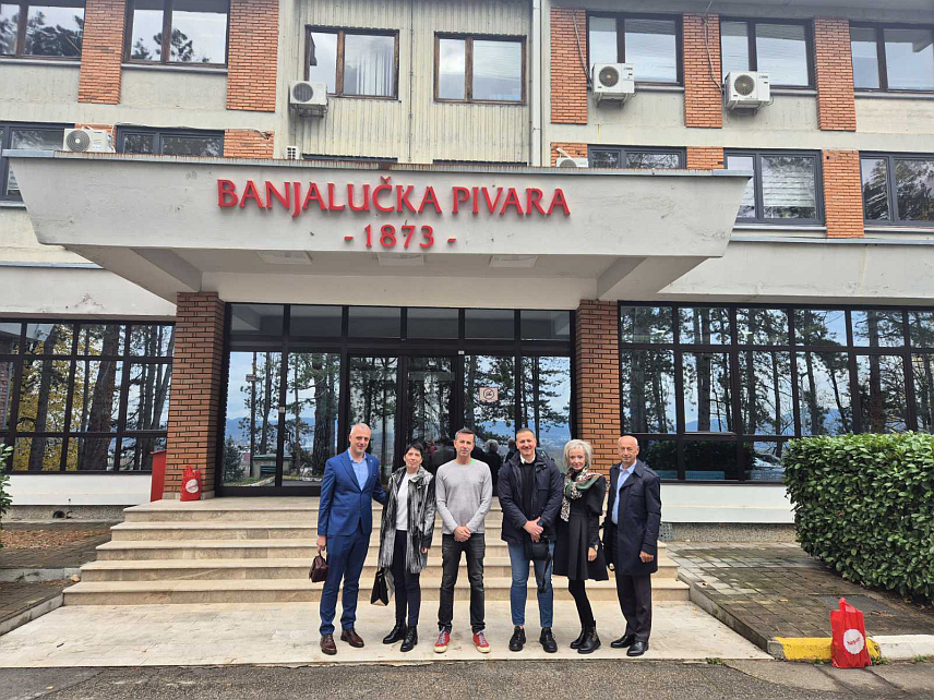 САРАЈЕВО, 19. НОВЕМБРА /СРНА/ - Директори водећих компаније пиварске индустрије БиХ разговарали су о заједничкој борби против нелојалне конкуренције, укључујући појаве које нарушавају фер тржишне услове и негативно утичу на позиционирање домаћих брендова.