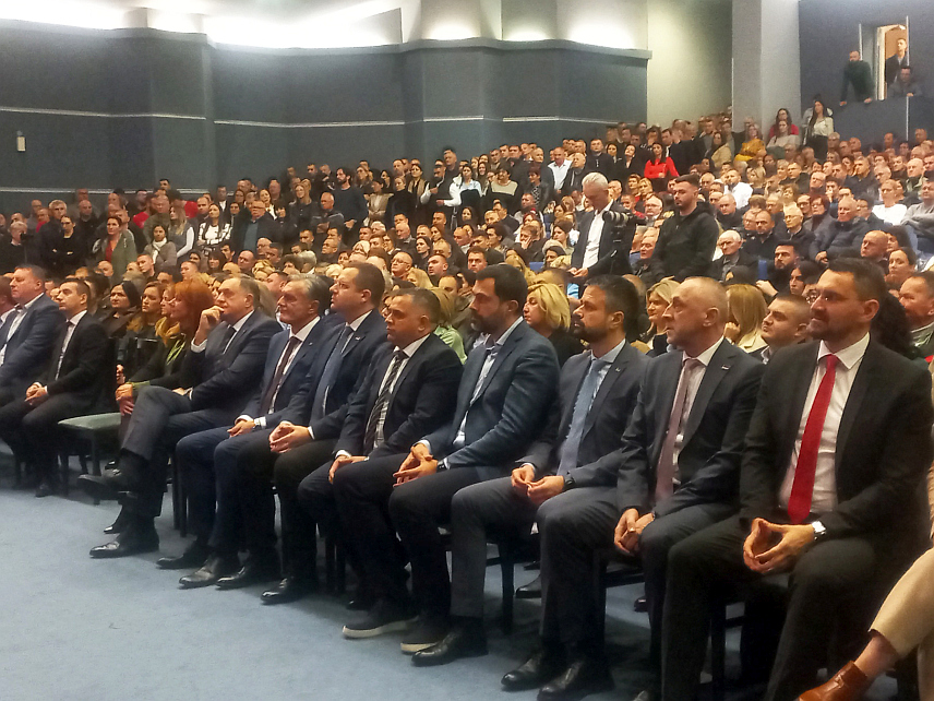 ГРАДИШКА, 19. НОВЕМБРА /СРНА/ - Кандидат СНСД-а за предсједника Републике Српске на пријевременим изборима Синиша Каран на предизборној трибини у Градишци изјавио је да ће предстојећи избори показати да нико из вана, никакво туторство и стране интервенције не могу побиједити народну вољу.