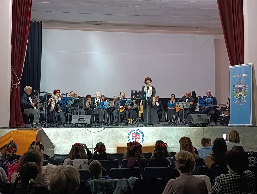 МРКОЊИЋ ГРАД, 19. НОВЕМБРА /СРНА/ - Ансамбл "Бањалучки вез" вечерас је у Мркоњић Граду одржао концерт под називом "Вече уз пјесму", у склопу концерата које изводе у другим општинама и градовима ван Бањалуке.