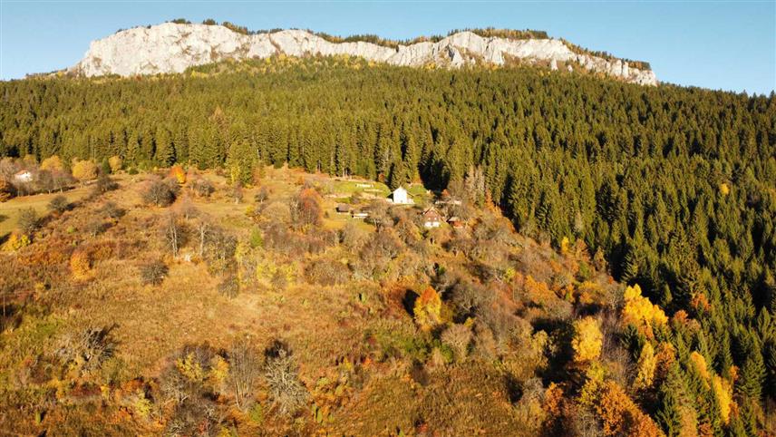 ПАЛЕ, 1. НОВЕМБРА/СРНА/- На путу од Пала ка Боговићима, у подножју моћног Мједеника окружен стијенама, лежи мало село Подмједеник, мјесто гдје јесен има посебан мирис и боју.