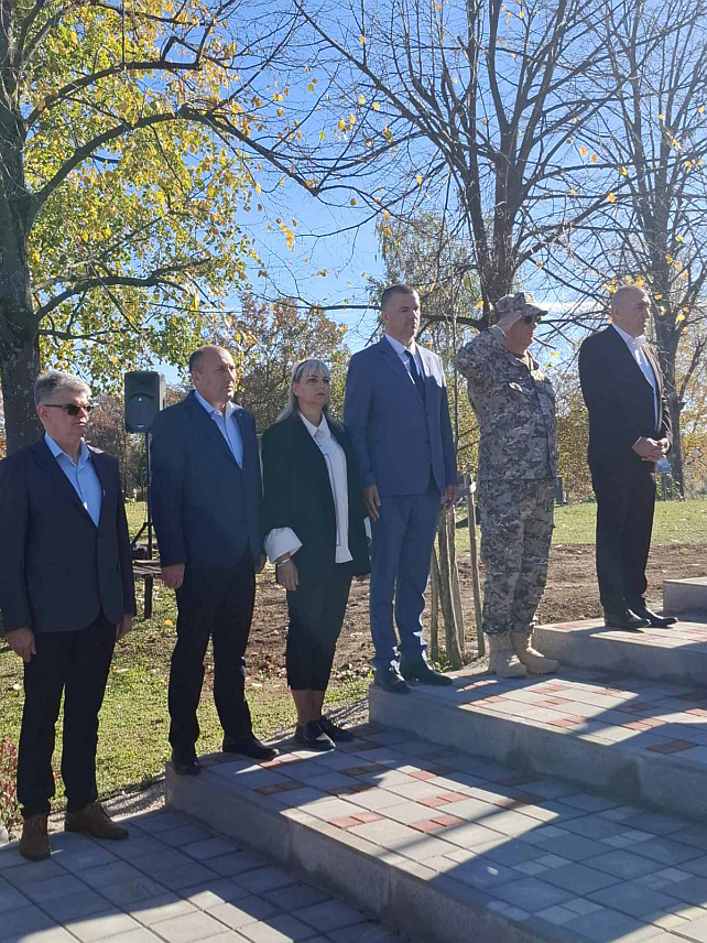 БАЊАЛУКА, 1. НОВЕМБРА /СРНА/ - У Горњој Пискавици код Бањалке данас је откривено и освештано спомен-обиљежје за 23 погинула борца Војске Републике Српске /ВРС/ из овог мјеста.