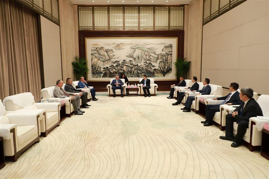 ПЕКИНГ 1.НОВЕМБРА /СРНА/ - Вршилац дужности директора "Аутопутева Републике Српске" Радован Вишковић сматра да би почетком прољећа могла да почне интензивна изградња дионице ауто-пута од Вукосавља до Брчког у дужини од 31,5 километара, чија је уговорена вриједност радова 654.470.307 КМ без ПДВ-а.