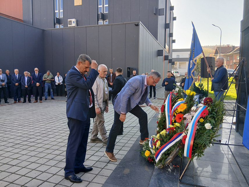 МОДРИЧА, 1. НОВЕМБРА /СРНА/ - Некадашњи припадници Четврте озренске лаке пјешадијске бригаде Војске Републике Српске, која је учествовала у одбрани Добоја, ослобађању Маглаја, у операција "Коридор", обиљежили су данас у Модричи 32 године од формирања ове јединице.