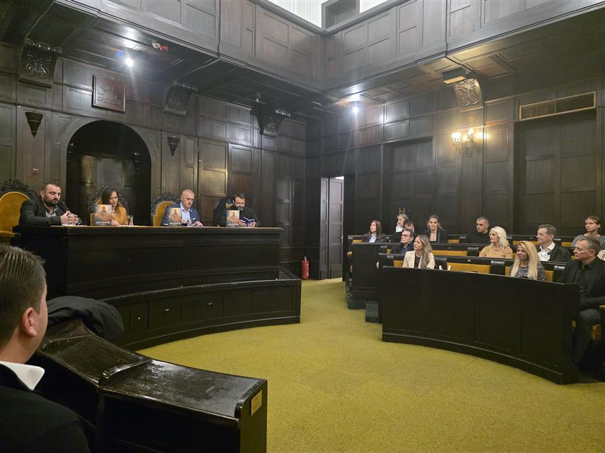 БАЊАЛУКА, 1. НОВЕМБРА /СРНА/ - У Културном центру Бански двор у Бањалуци вечерас је представљена књига "Епархија захумско-херцеговачка у вријеме Светог Василија Острошког", аутора Велибора Шиповца.