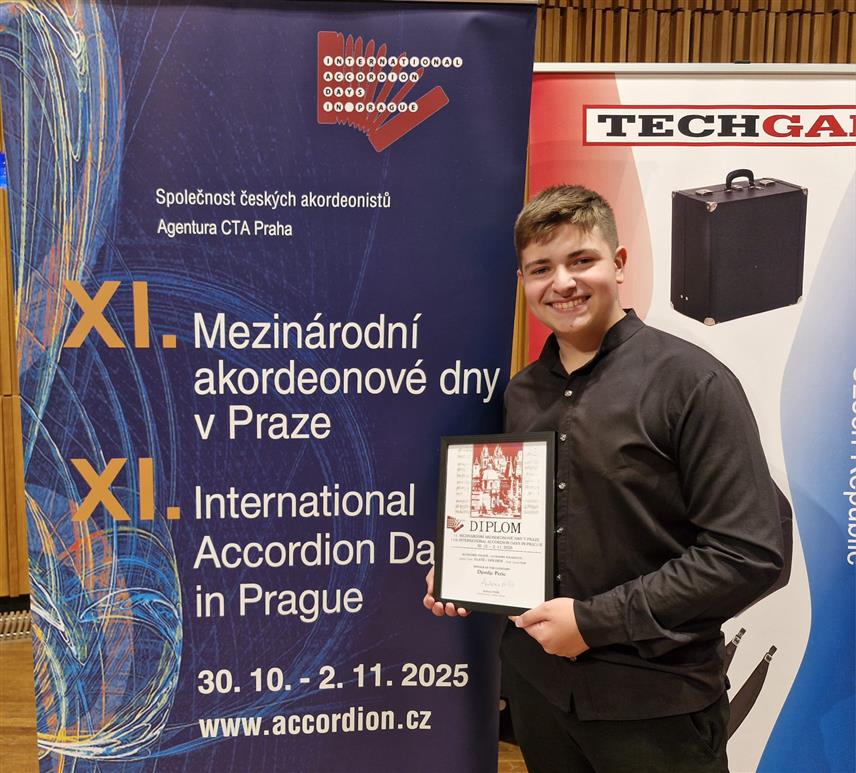 БИЈЕЉИНА, 1. НОВЕМБРА /СРНА/ - Ђорђе Перић побједник је престижног Међународног фестивала "Акодрион дејс" /Accordion Days/ у Прагу који је окупио око 250 такмичара из 15 земаља.