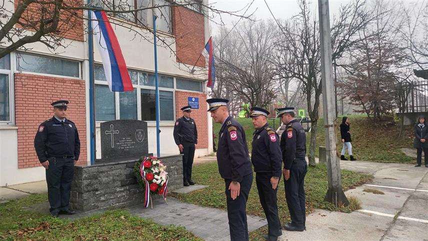ИСТОЧНО НОВО САРАЈЕВО, 20. НОВЕМБРА /СРНА/ - Припадници Полицијске управе Источно Сарајево положили су вијенац код Спомен-обиљежја погинулим припадницима ове управе поводом крсне славе Министарства унутрашњих послова /МУП/ Републике Српске - Аранђеловдана.	