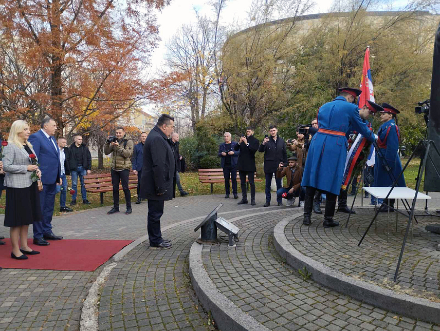 БАЊАЛУКА, 20. НОВЕМБРА /СРНА/ - Код споменика бану Врбаске бановине Светиславу Милосављевићу данас су положени вијенци и цвијеће поводом обиљежавања Дана побједе у Првом свјетском рату и уласка српске војске у Бањалуку 1918. године.
